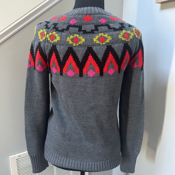Trina Turk Gray Pink Red Geometric Crew Neck Sweater - Picture 3 of 5